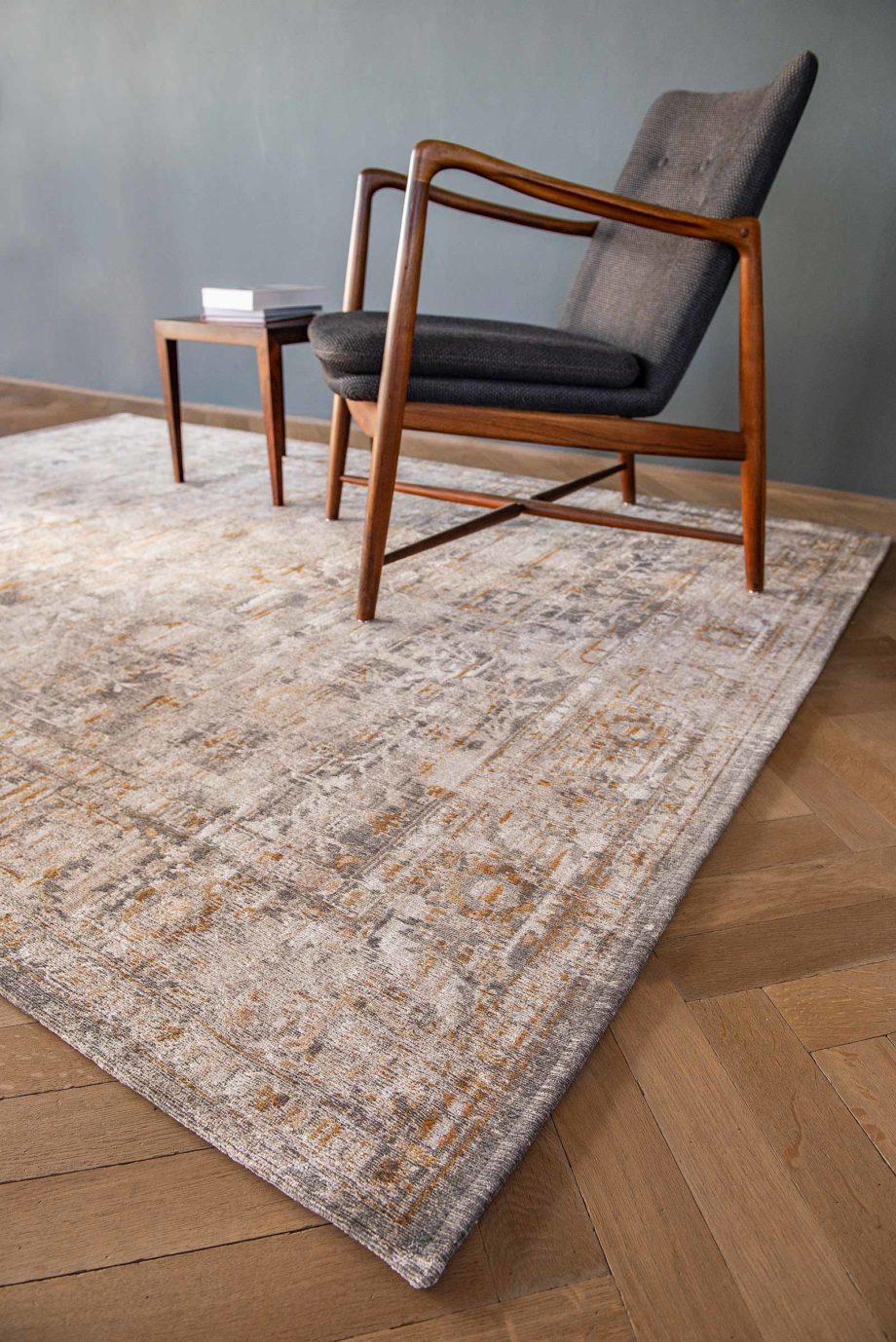 Louis De Poortere matto LX 8884 Antiquarian Ushak Suleiman Grey interior 5