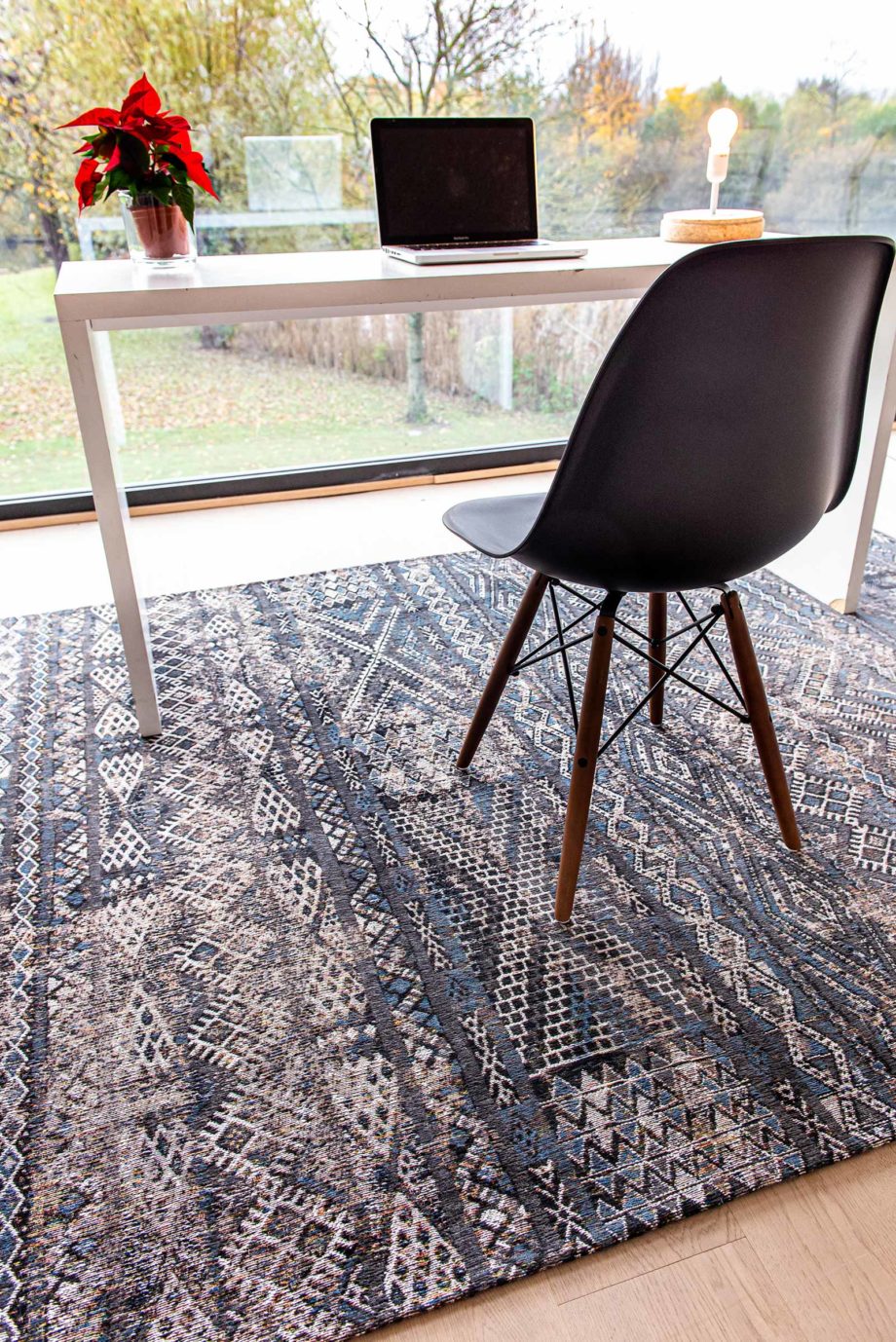 Louis De Poortere matto LX 9113 Antiquarian Kilim Black Rabat interior 1