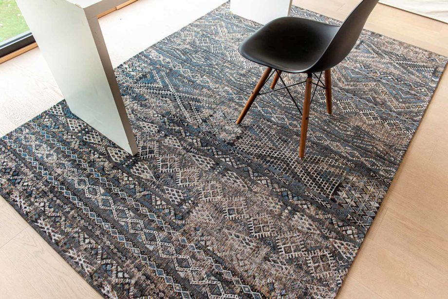 Louis De Poortere matto LX 9113 Antiquarian Kilim Black Rabat interior 9