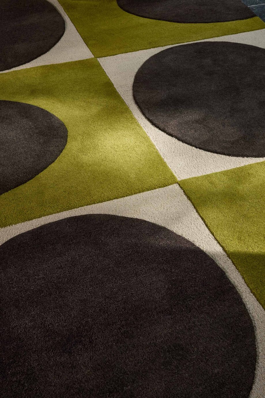 Orla Kiely Spot Square Walnut Lichen 157907 interior B